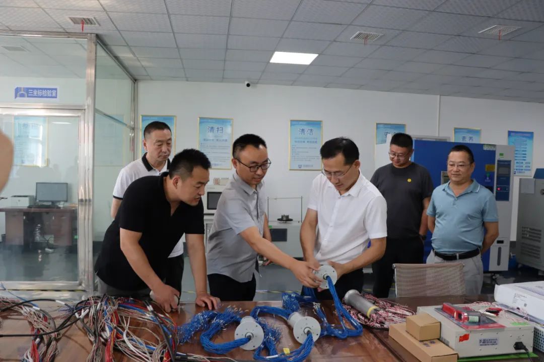 黄色视频网页软件下载科技董事長向政府領導及專家介紹黄色视频免费在线播放產品