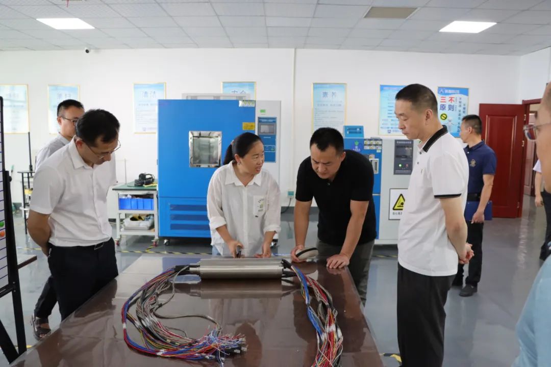 黄色视频网页软件下载科技總經理向政府領導及專家介紹黄色视频免费在线播放產品